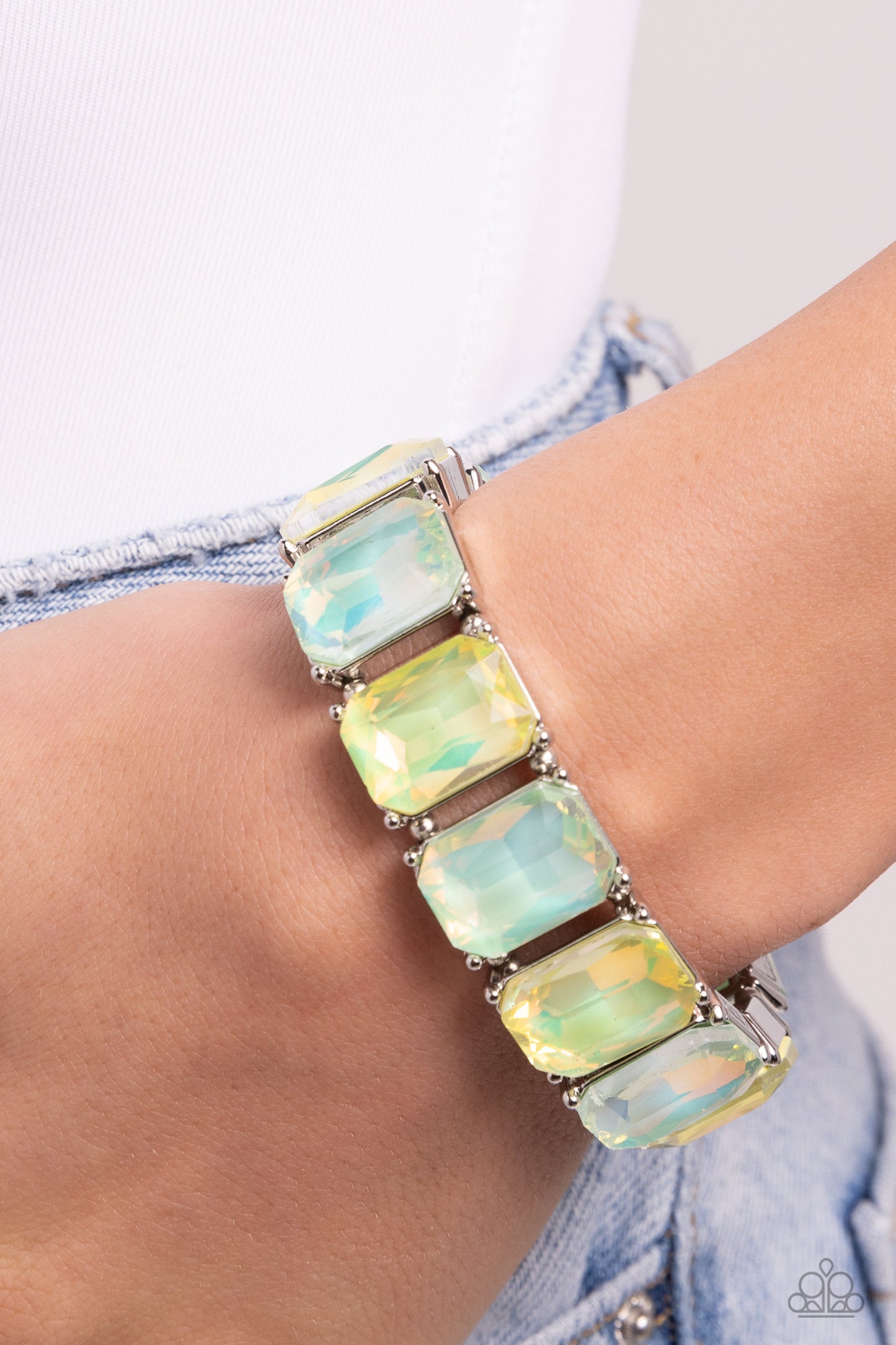 Paparazzi - Glamorous Getaway - Green Bracelet #B168