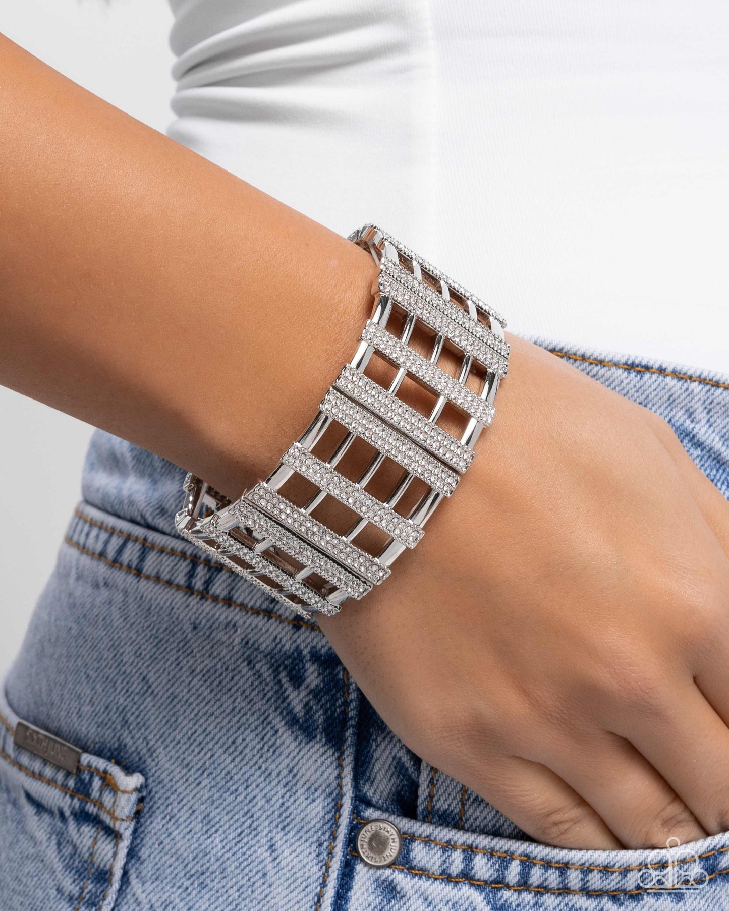 Paparazzi - Vertical Vanity - White Bracelets #B234