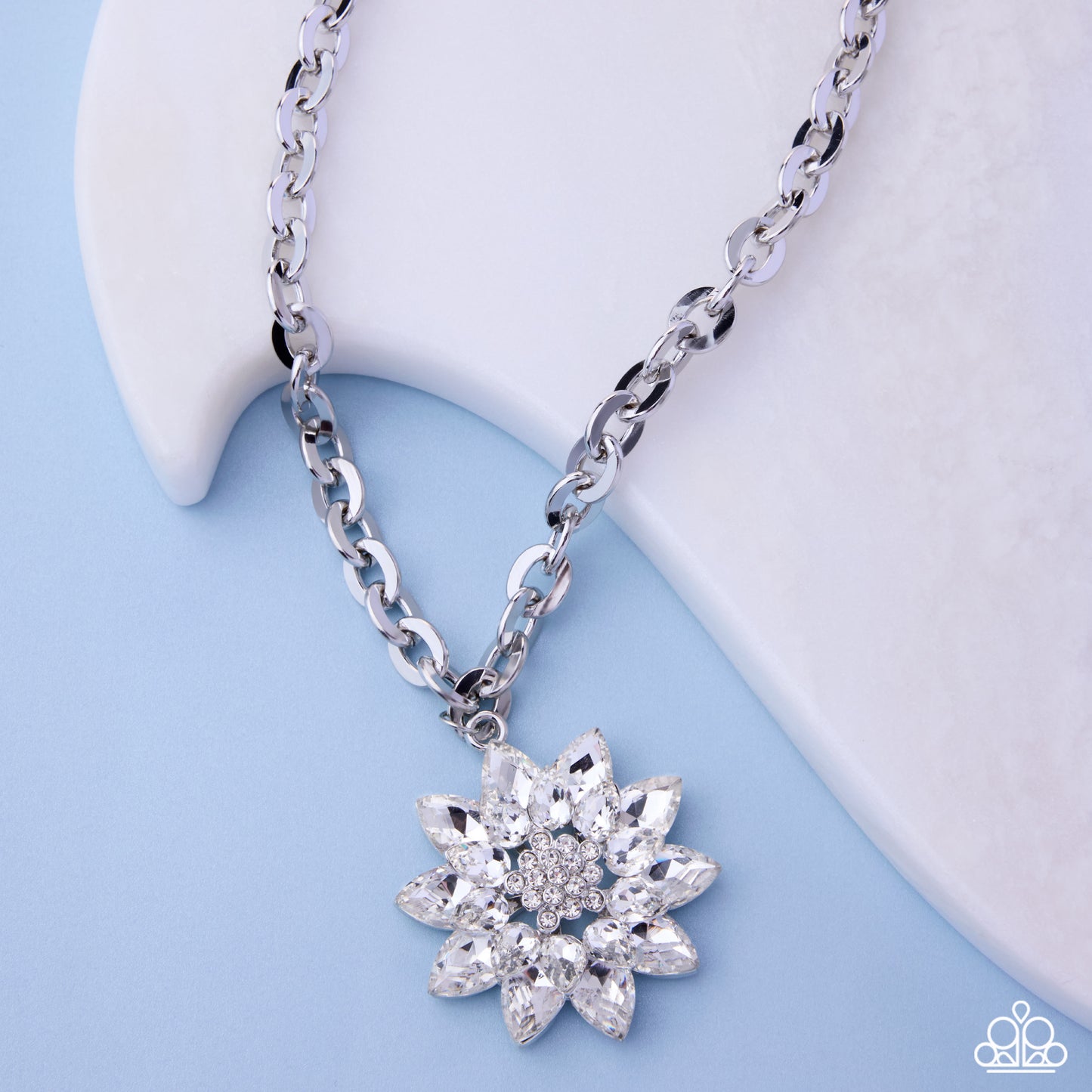 Paparazzi - Glamorous Garden - White Necklace #0078