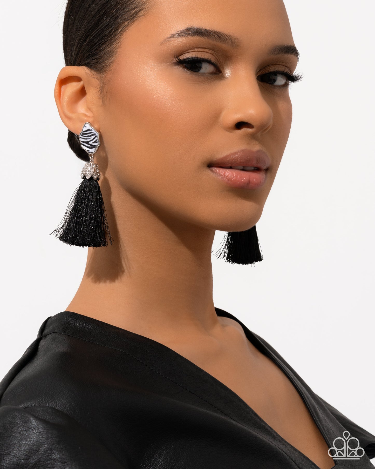Paparazzi - Iconic Zebra - Black Earrings #0846