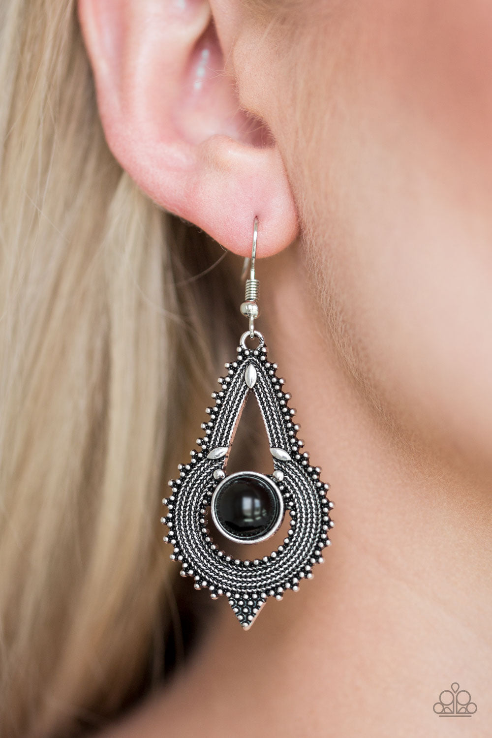 Paparazzi - Zoomin Zumba - Black Earrings