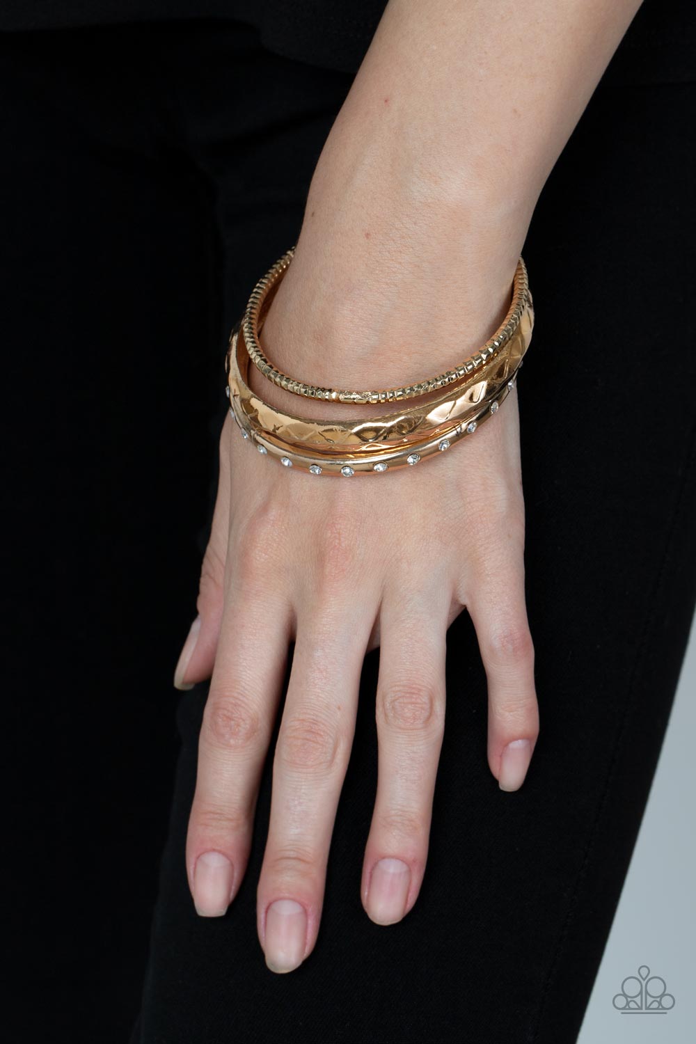 Paparazzi - Confidently Curvaceous - Gold Bracelets #0580