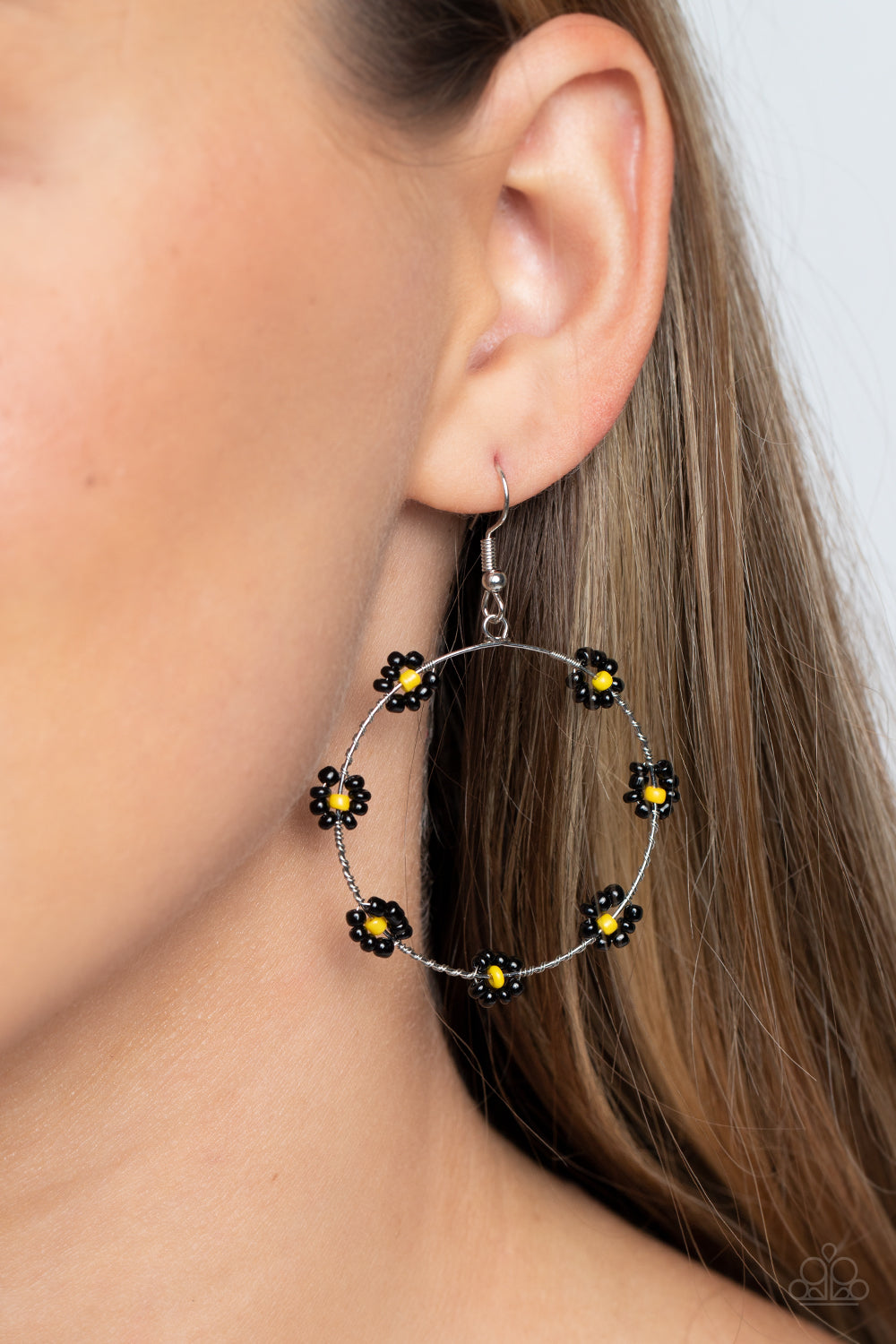 Paparazzi - Dainty Daisies - Black Earrings #2032